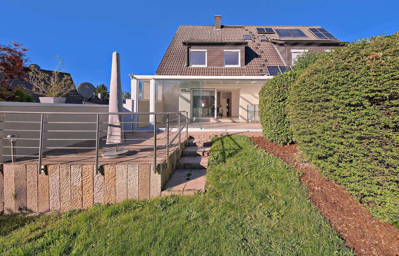 Rückansicht mit Garten, Terrasse & Wintergarten